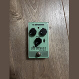 Světle zelený kytarový efekt s nápisem tc electronic a THE PROPHET DIGITAL DELAY. Na horní straně jsou dva černé otočné oválné knoflíky s popisky TIM…