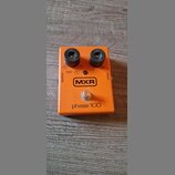 Oranžový kytarový efekt s dvěma černými oválovými knoflíky. Na přední straně je logo MXR v obdélníku a nápis phase 100. Jsou zde také označení OUTPUT…