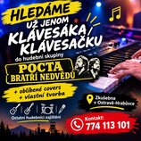 Grafický inzerát na hledání klávesáka nebo klávesačky do hudební skupiny s názvem POCTA BRATRÍ NEDVĚDŮ. V pravé části je vidět ruka hudebníka hrající…