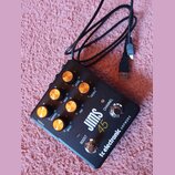 Černý kytarový předzesilovač s nápisy JIMS 45 a tc electronic AMPWORX. Zařízení má zlaté otočné knoflíky s popisky LEVEL, TREBLE, HIGH, MID, NORMAL a…