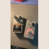 Dvě efektové pedály s kovovým stříbrným povrchem. Levý pedal má nápisy bad stone, phase shifter a electro-harmonix, dva černé knoflíky a přepínač AUT…