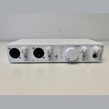 Bílá zvuková karta s nápisem MINIFUSE 2 na pravém boku. Přední panel obsahuje dva kombinované vstupy označené číslicemi 1 a 2, každý s knoflíkem GAIN…