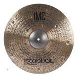 Bronzový činel s tmavým, kropkovaným povrchem a viditelnými hámrnými důlky. Na horní části je nápis IMC BRONZE DARK 18" CRASH a v dolní části logo is…