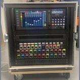 Digitální mixovací pult BEHRINGER WING umístěný v rackovém kufru s pěnovým vnitřkem. Pod mixem se nachází rozhraní s řadou barevných konektorů a nápi…