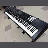 Černý digitální klavír s bílými a černými klávesami. Na levé straně horního panelu je bílé logo Roland. Panel obsahuje displej, několik otočných knof…