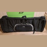 Černý polštovovaný obal na hudební nástroj s rukojetí a ramenním popruhem. Na přední kapse je viditelný bílý nápis soundwear PARIS. Povrch materiálu…