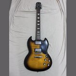 Elektrická kytara s tělem v žlutém sunburst provedení a černým hmatníkem. Na hlavě je viditelné logo Epiphone. Nástroj má dva humbuckery, čtyři ovlád…
