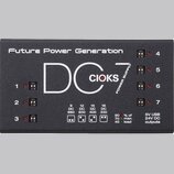 Černý napájecí zdroj s bílými nápisy. Uprostřed je velký text DC7 a logo CIOKS, nad ním nápis Future Power Generation a vpravo svisle POWER SUPPLY. Z…