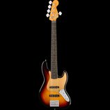Pětystrunná elektrická basová kytara s tělem v provedení sunburst a světlou hnedou pickguardem. Na hlavě je viditelné logo Fender. Nástroj má dvě sní…