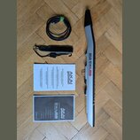 Na fotografii je zobrazen MIDI kontrolér AKAI EWUSB v šedé barvě s černými detaily. K nástroji patří USB kabel, popruh a dva printed manuály s nápisy…