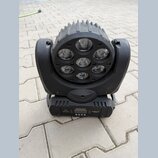 Černý LED reflektor s pohyblou hlavou a chladicími žebry v horní části. Na zadním panelu je vidět nápis EUROLIGHT a logo s textem behringer. Vedle di…