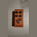 Oranžový kytarový efekt pedál s nápisy BLEND, LEVEL, TONE a FUZZ u ovládacích knoflíků. Uprostřed je černé logo aguilar a v dolní části nápis FUZZIST…
