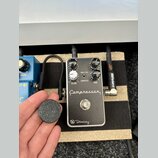 Černý efekt pedál s nápisem Compressor a logem Rumblefish. Na horní straně jsou dva otočné knofíky s popisky BLEND a TONE, přepínač SINGLE COIL / HUM…