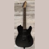 Černá elektrická kytara s tmavým hnedým hmatníkem a světlou dřevěnou hlavou. Na hlavě je viditelné logo Squier. Kytara má dva humbuckery, černý pickg…