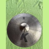 Kovový činel typu ride s matným, broušeným povrchem. Na povrchu jsou černé nápisy RIDE a 20"/51 cm oraz velké stylizované logo K. Činel vykazuje mírn…