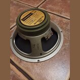 Reproduktor s kovovým rámem a olivově zeleným magnetem. Na štítku je uveden nápis Celestion, Model number G 12 M, Power capacity 25 watts, Impedance…
