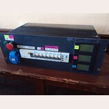 Černý kovový rozvaděch s instalovanými elektrickými komponenty. Na přední straně jsou umístěny jističe značky FAZN, tři displeje označené L1, L2 a L3…