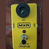 Žlutý efektový pedál s nápisem MXR v černém rámečku. V horní části je text micro chorus a v dolní části ovládací knob s popiskem RATE. Na bocích jsou…