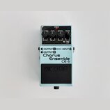 Světle modrý kytarový efekt s černým spodním panelem. Na přední straně jsou nápisy Chorus Ensemble CE-5 a logo BOSS. Horní panel obsahuje čtyři černé…