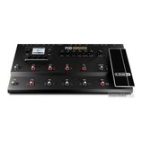 Černý kytarový procesor s nápisem POD HD500X. Zařízení obsahuje displej, několik otočných ovladačů a dvě řady stoupacích spínačů označených FS1 až FS…