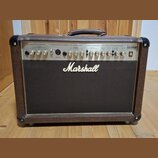 Kombinovaný kytarový zesilovač v hnědém vinylovém potahu s černou přední mřížkou. Na čelním panelu je nápis Marshall a označení modelu AS50R Acoustic…