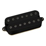 Dva černé humbuckery s kovovými póly. Nástroje jsou umístěny vedle sebe na zlatavém základovém rámečku. Na povrchu nejsou viditelné žádné značky ani…