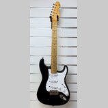 Černá elektrická kytara s bílým pickguardem a hnědým javorovým hnedkem. Na hlavě je nápis "Squier" a "Affinity Series". Tělo kytary vykazuje známky o…