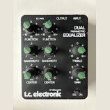Černý kytarový efekt s nápisem DUAL PARAMETRIC EQUALIZER a logem t.c. electronic OF DENMARK. Zařízení má šest zelených otočných knoflíků s popisy FUN…