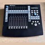 Černý kontrolér PreSonus FADERPORT 8 Production Controller. Zařízení obsahuje osm posuvníků s kovovými knoflíky, řadu tlačítek a několik ovládacích p…