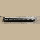 Černý rackový patchbay s kovovým předním panelem. Na levé straně je nápis ULTRAPATCH MULTI-FUNCTIONAL BALANCED PATCHBAY MODEL: PX1020. Zařízení obsah…