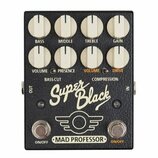 Černý kytarový efekt s nápisem Super Black a logem MAD PROFESSOR. Zařízení má osm bílých otočných ovátků s popisy BASS, MIDDLE, TREBLE, GAIN, VOLUME,…