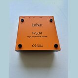 Oranžový kovový box s nápisy Lehle, P-Split a High Impedance Splitter. V horní části jsou označení ISO a DIR s doprovodnými šipkami a symboly. Ve spo…