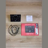 Na fotografii je černý zvukový interface M-AUDIO air 192|4, jeho původní červené balení a doprovodný papír s nápisem M-AUDIO REGISTER YOUR PRODUCT. K…