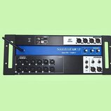 Černý rackový systém s modrým panelem uprostřed. Na horním panelu je nápis AFS2 a čtyři AUX OUTPUTS, vlevo konektory MIDI, PLAY, REC a USB s nápisem…