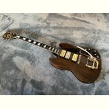 Tmavně hnědá elektrická kytara s dvojstupňovými humbuckery, na kterých je nápis Gibson. Na hlavě nástroje je viditelné logo Gibson. Kytara je vybaven…