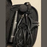 V černém zipovém pouzdře se nachází mikrofon s čelníkem, kabel a plastový držák. Na černém těle mikrofonu je bílý nápis "prodipe" s logem a text "Mad…