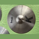 Kovový činel v tmavém, matném provedení s viditelným broušením. Na povrchu je černý nápis DARKCRASH a pod ním text 18"/45 cm Thin Crash, v pravé část…