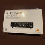 Krabice s audio rozhraním, na které je nápis U-PHORIA UMC204HD a text Audiophile 2x4, 24-Bit/192 kHz USB Audio/MIDI Interface with MIDAS Mic Preampli…