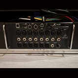 Digitální mixážní pult v černém provedení s nápisy X AIR a XR16 oraz logem behringer. Zařízení obsahuje řadu vstupních konektorů, MIDI vstupy a výstu…