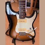 Elektrická kytara s tónem těla v hnědém sunburst provedení a bílým pickguardem. Nástroj má dva snímače typu humbucker a třicetiletý hnedý hmatník. Na…