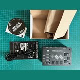 Na fotografii je černý MIDI looper s bílým nápisem B MIDI LOOPER a logem B. Zařízení obsahuje několik tlačítek, dva displeje a ovládací prvky s popis…