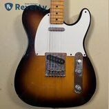 Elektrická kytara s tělem v provedení sunburst a bílým pickguardem. Na kovovém krytu snímače je čitelně napsáno "TOWSON". Nástroj vykazuje známky opo…