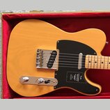 Elektrická kytara s přírodním žlutým povrchem těla a černým pickguardem, umístěná v červeném kufru. Na pickguardu je bílý nápis Fender VINTERA SERIES…