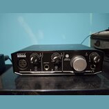 Černý zvukový interface s nápisy ONYX a Artist 1-2. Na přední straně jsou dva knofíky GAIN, jeden velký knofík MONITOR a přepínače +48V, LINE/INST a…