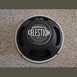Černý reproduktor s bílým těsněním po obvodu. Uprostřed je štítok s nápisy MIDNIGHT 60, CELESTION a G12N-60, v dolní části je drobným písmem uvedeno…
