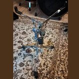 Kromě části bubnu v horní části je na fotce vidět kovový, chromovaný stojan s třemi nohama a černými gumovými koncovkami. Stojan má v horní části dvě…