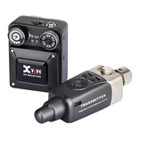 Sada bezdrátového systému pro in-ear monitoring v černé barvě. Na levém zařízení je nápis Xvive U4 RECEIVER a dvě otočné kontrolní kolečka. Pravé zař…