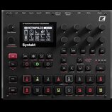 Černý digitální sekvencer a syntetizátor s nápisem Syntakt. Zařízení má displej, na kterém je vidět text 12 Track Drum Computer & Synthesizer a název…