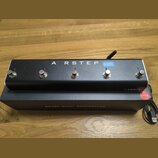 Černý MIDI kontrolér s pěti kovovými spínacími tlačítky. Na horní straně je bílý nápis AIRSTEP a vedle něj modrý obdélník s nápisem LITE. V pravém do…