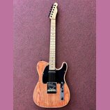 Elektrická kytara s přírodním dřevěným povrchem těla a hnedem vzorem zrn. Má černý pickguard, jeden snímač u mostu a jeden ovládací knoflík. Na hlavě…